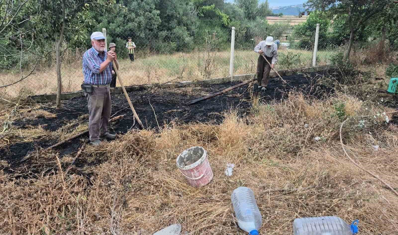Evin bahçesinde çıkan yangın korkuttu