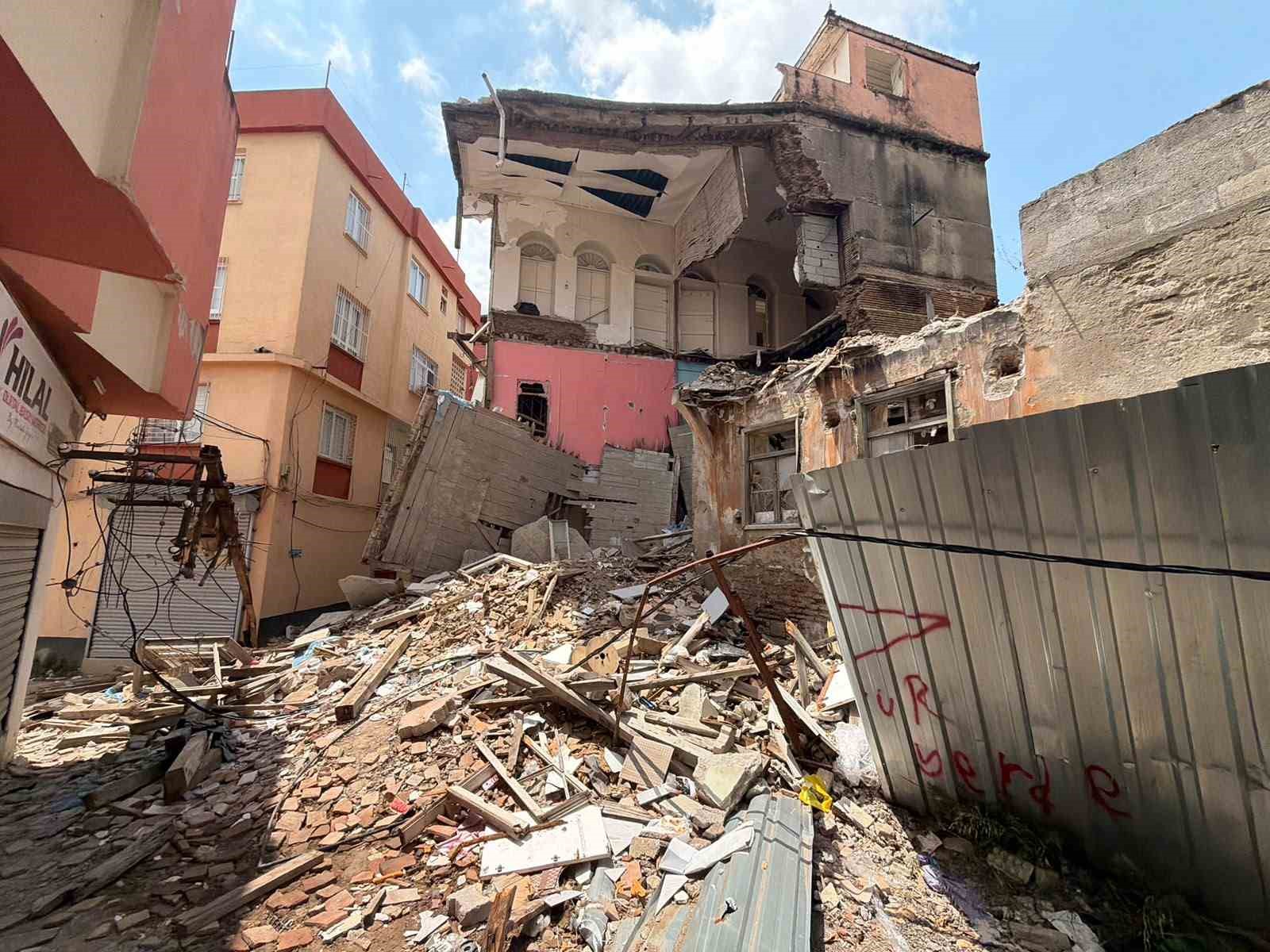 Adana’da yıkılan metruk binanın enkazı 48 gündür kaldırılmadı