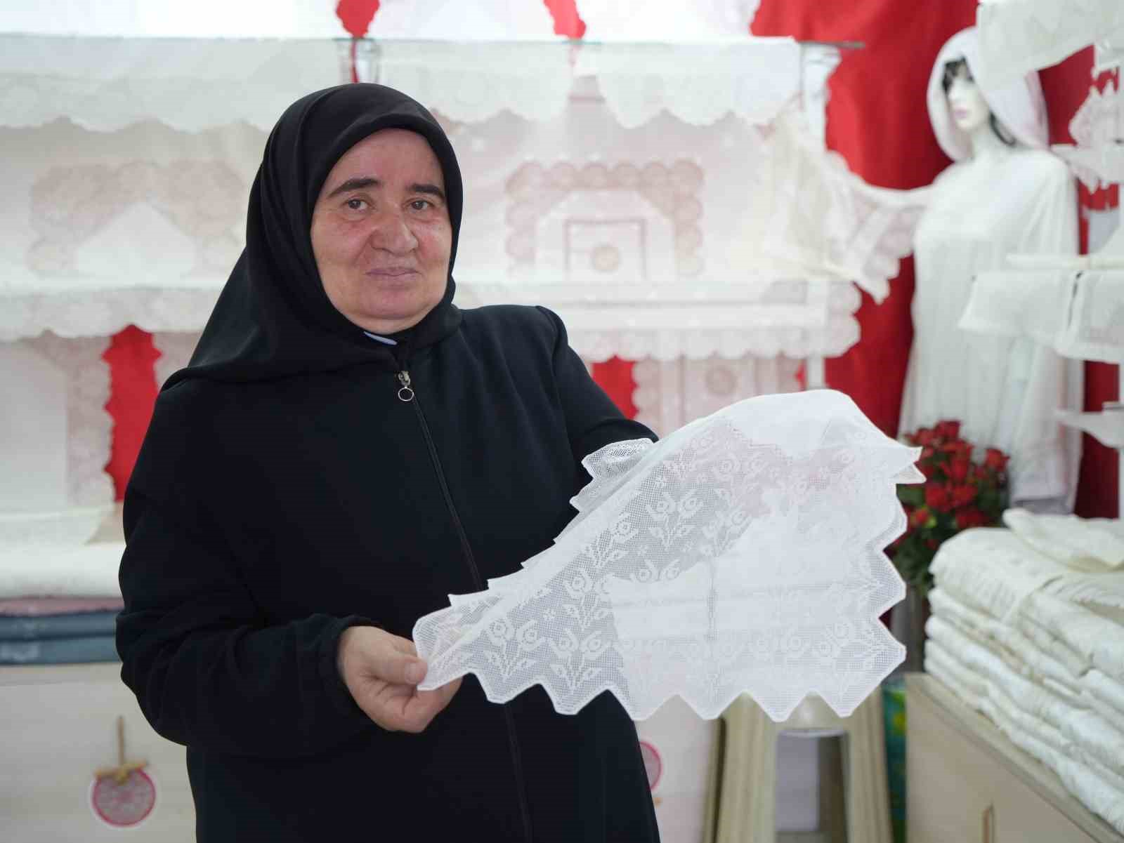 50 yıldır işlediği sanat ile gelinlik kızların çeyizini süslüyor