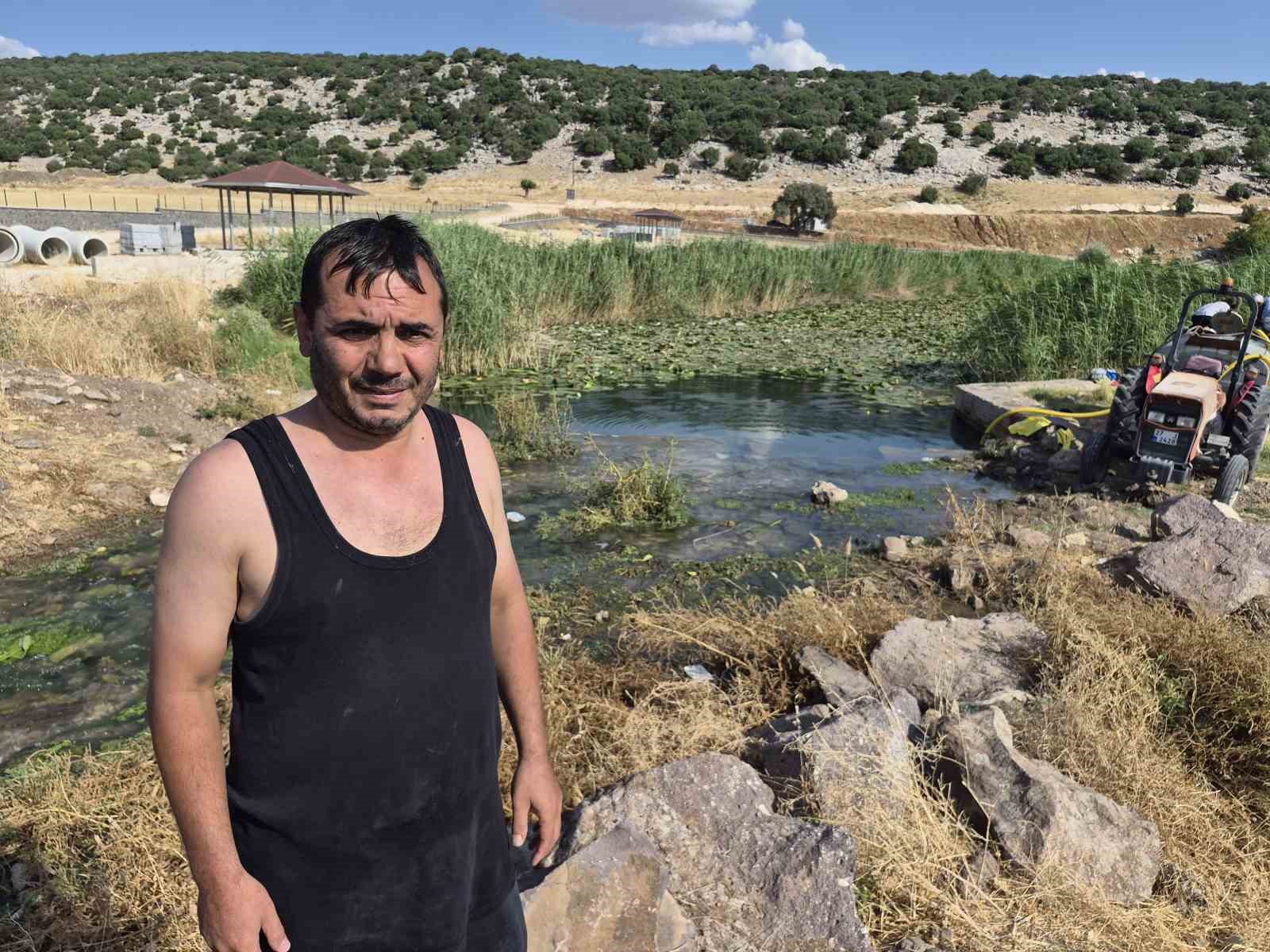 Sıcaktan bunalanlar su kanallarına koştu