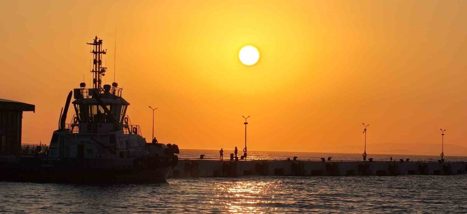 Kuşadası, gün batımında kızıla boyanıyor