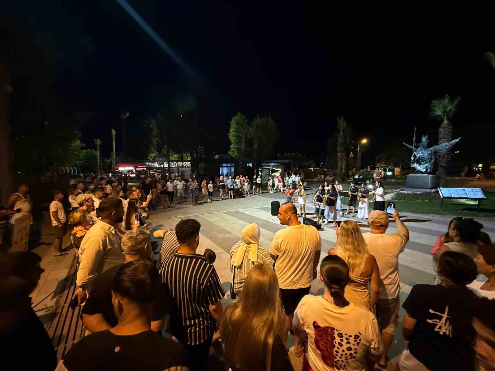 Geleceğin müzisyenleri Kemer gecelerini hareketlendirdi
