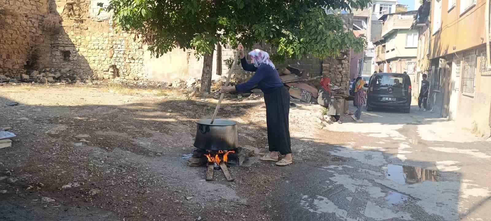 Kahramanmaraş’ta mahalle sakinleri Muharrem ayında kazan başında buluştu