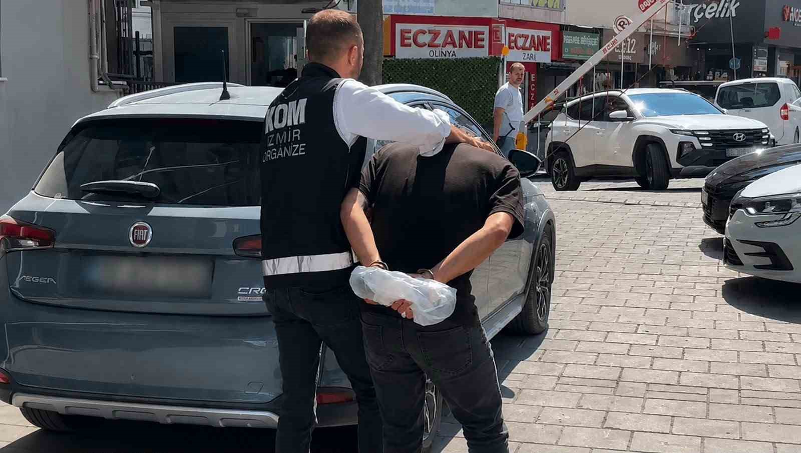 Torbalı’da oto galeriyi kurşunlayan 2 şüpheli tutuklandı