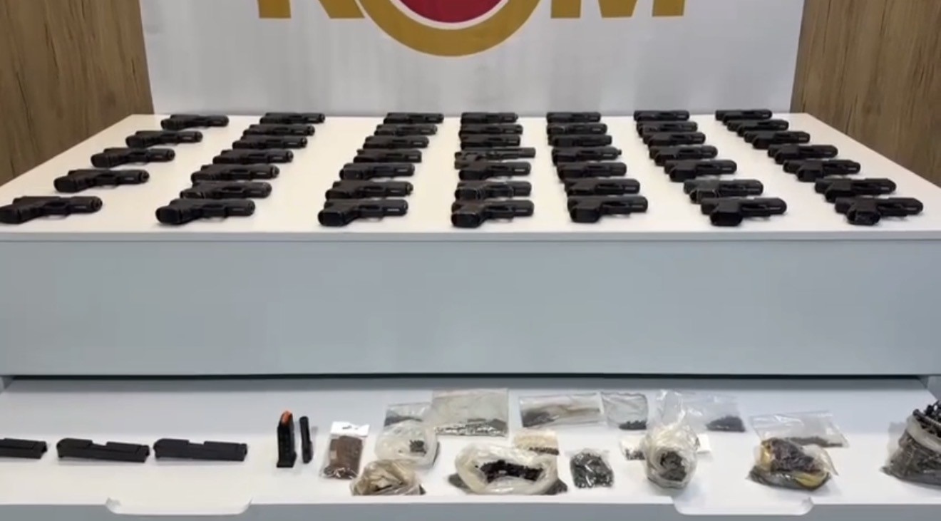Aracın döşeme içlerine gizlenen 47 tabanca ele geçirildi