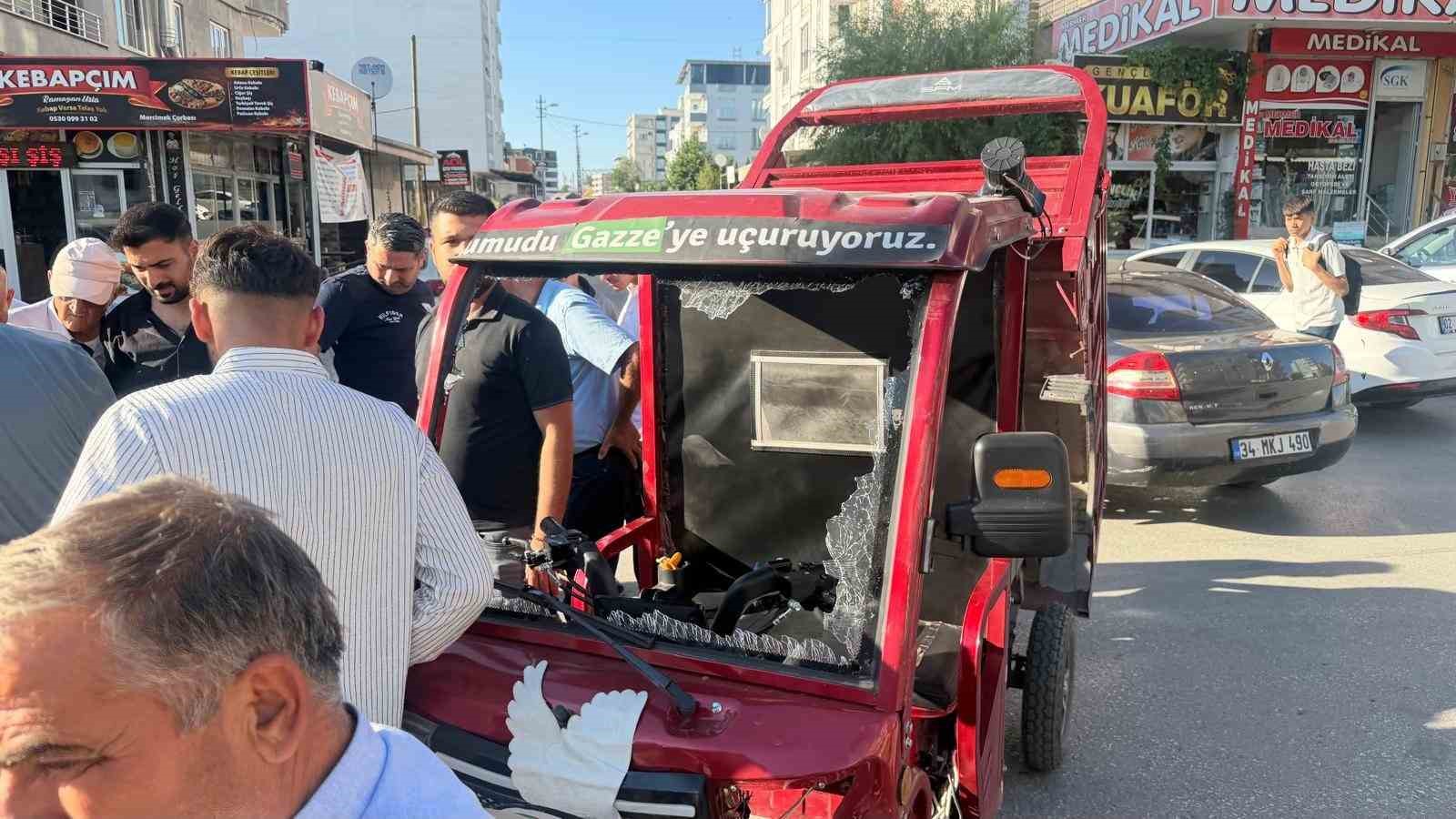 Hafif ticari araç ile elektrikli motosiklet çarpıştı: 1 yaralı