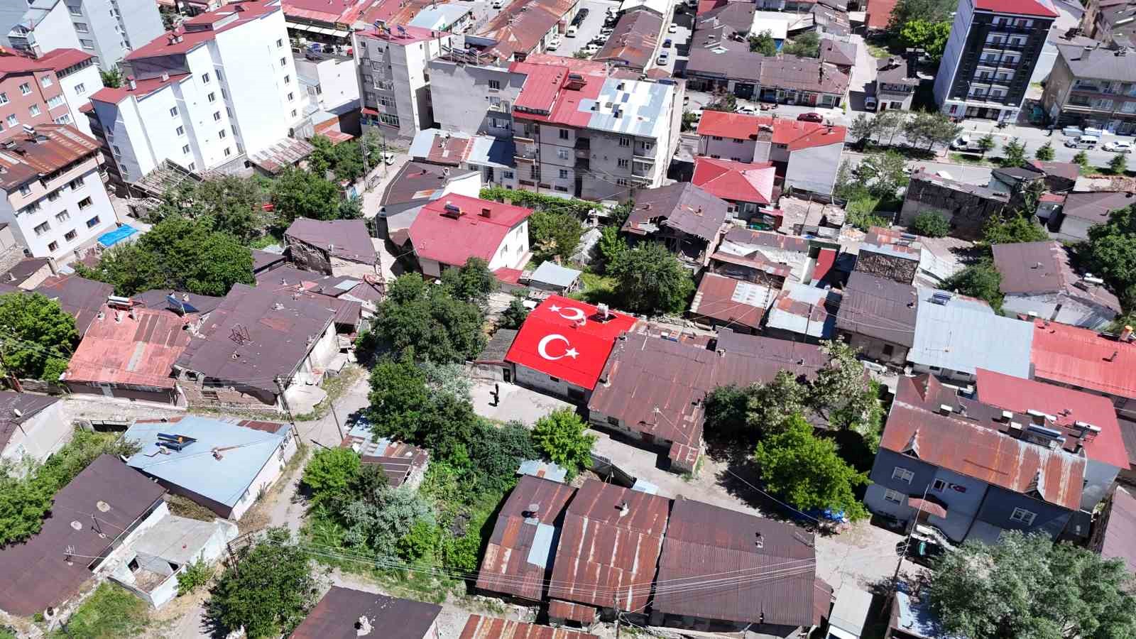Vatan sevgisini evinin çatısına işledi