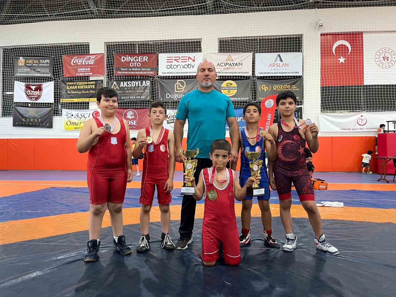 Yunusemre’nin minik pehlivanları madalyaları topladı