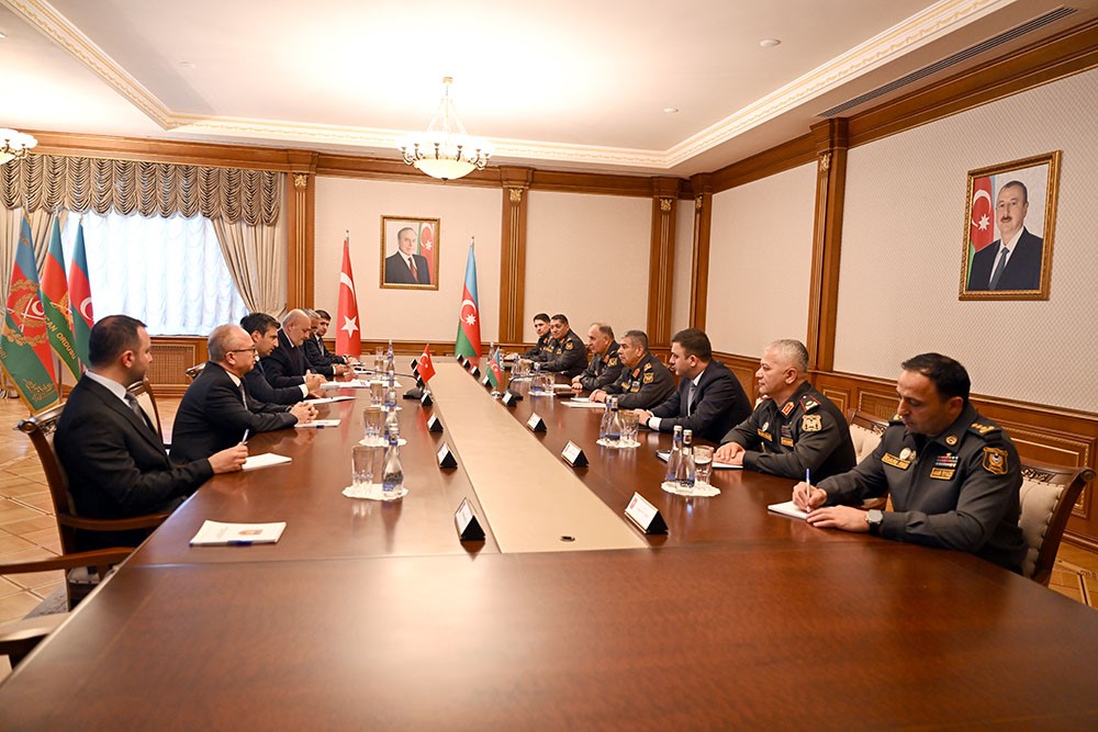 Baykar Yönetim Kurulu Başkanı Bayraktar, Azerbaycan Savunma Bakanı Hasanov’la görüştü