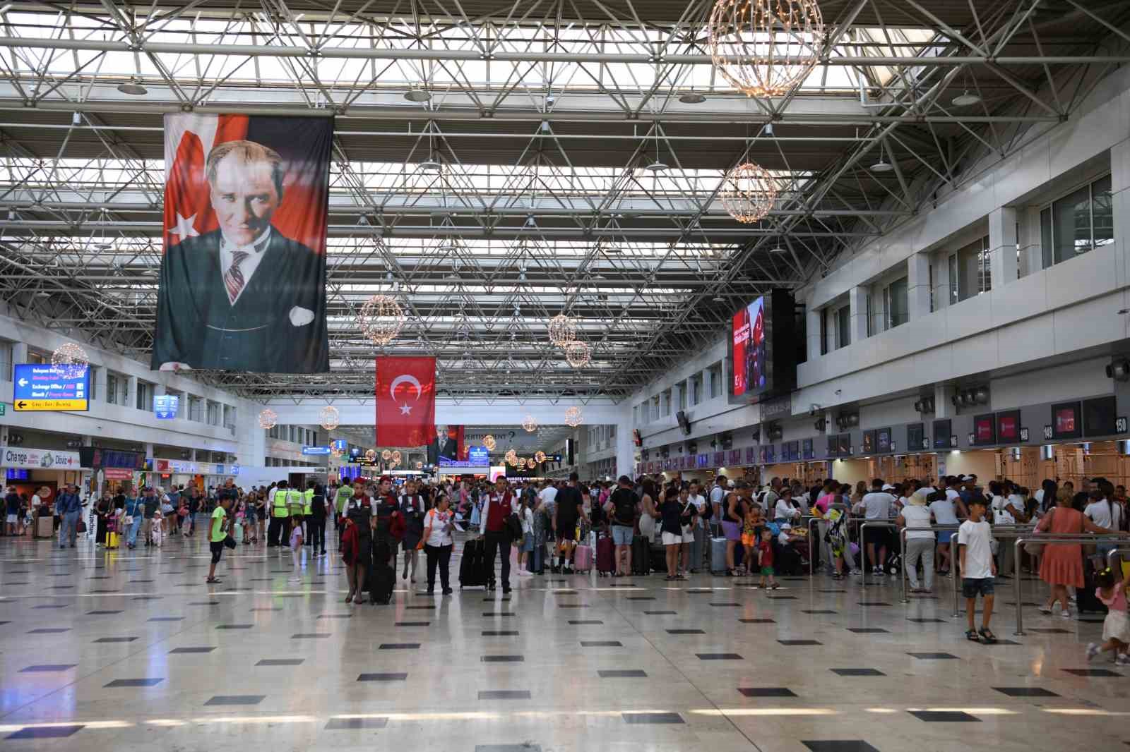 Bakan Uraloğlu: "İstanbul’daki iki havalimanımız, yılın ilk yarısında 78 ilin nüfusundan fazla yolcuyu ağırladı"