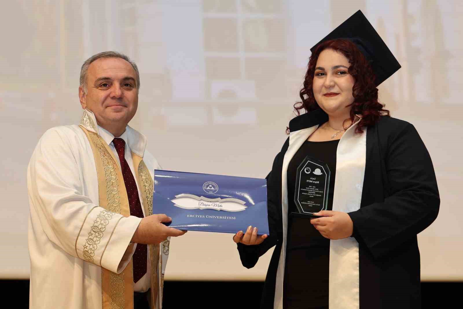 ERÜ Mimarlık Fakültesi’nde mezuniyet sevinci
