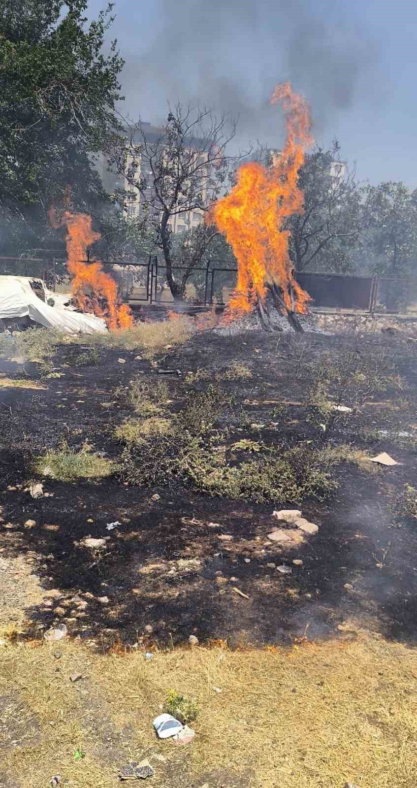 Siirt bir evin bahçesinde çıkan yangın söndürüldü