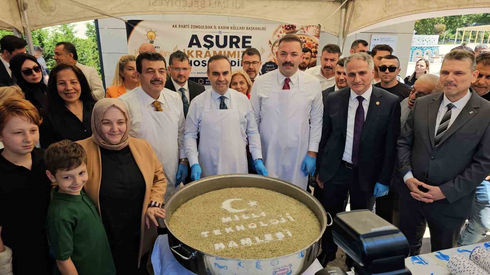Bakan Kacır, vatandaşlara aşure ikramında bulundu