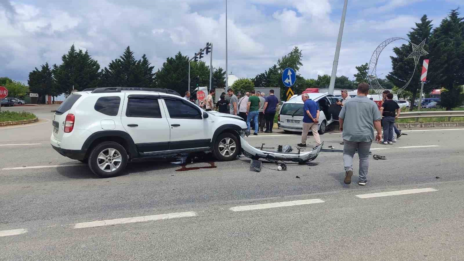 Giresun’da iki otomobilin çarpışması sonucu 1’i çocuk 5 kişi yaralandı