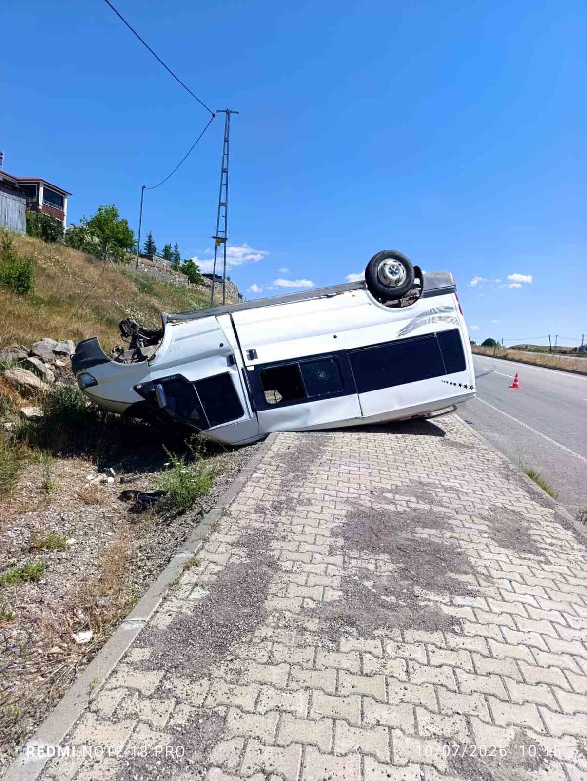 Minibüs takla attı: 1 yaralı