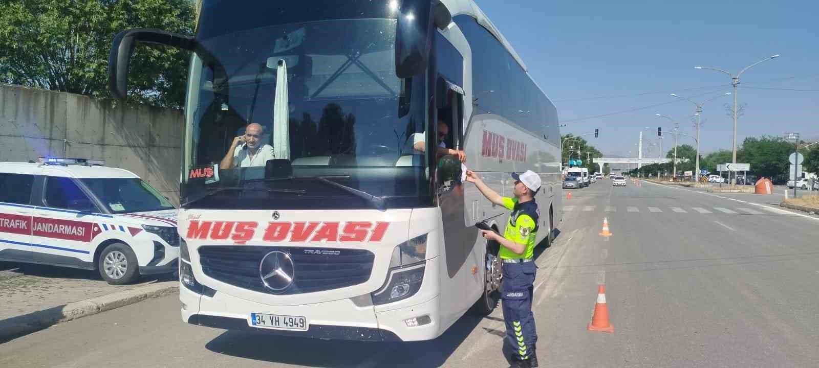 Muş’ta jandarmadan şehirlerarası yolcu otobüslerine sıkı denetim