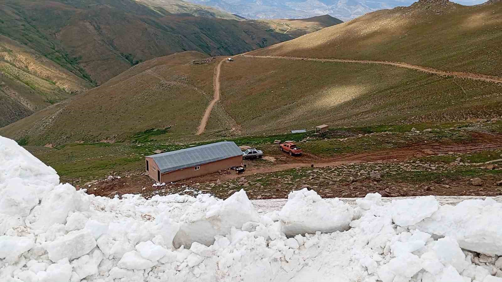 Sivas’ta temmuz ayında karla mücadele çalışmaları sürüyor