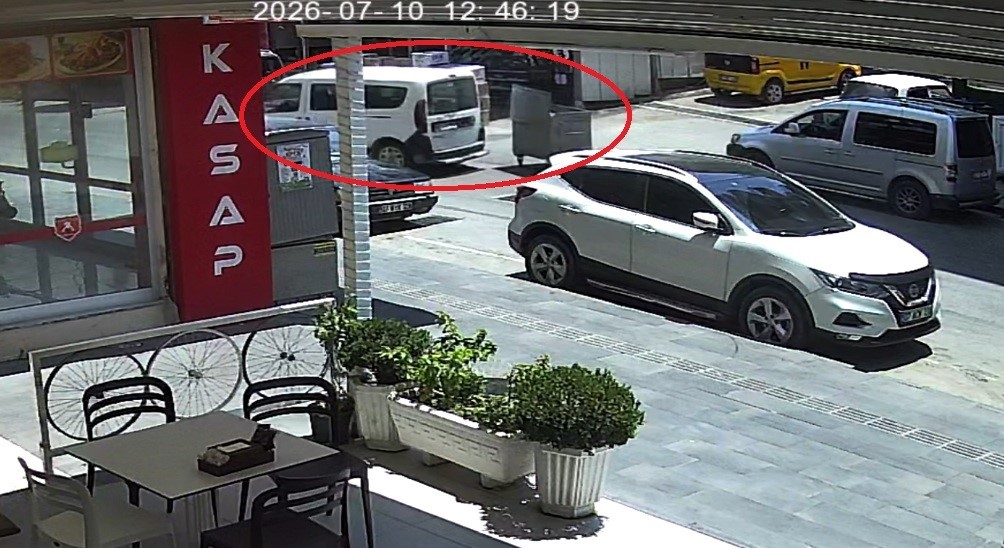 Kontrolden çıkan çöp konteyneri caddeye dalıp araca çarptı: O anlar kamerada