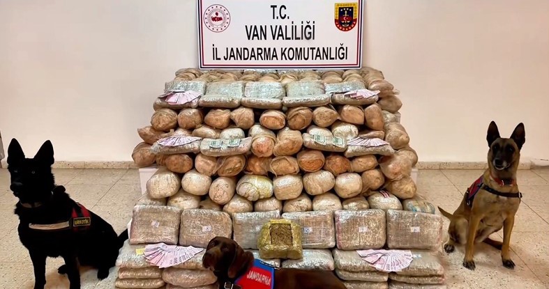Van’da 333 kilo skunk ele geçirildi