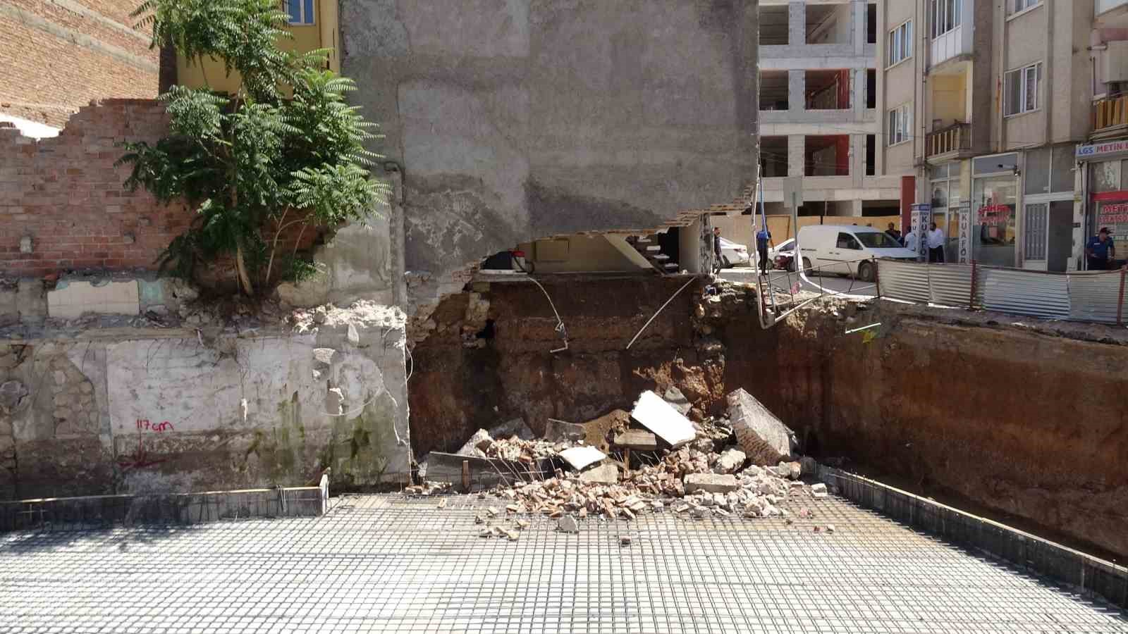 Malatya’da göçük sonrası mühürlenen apartmandan kopan parçalar paniğe neden oldu