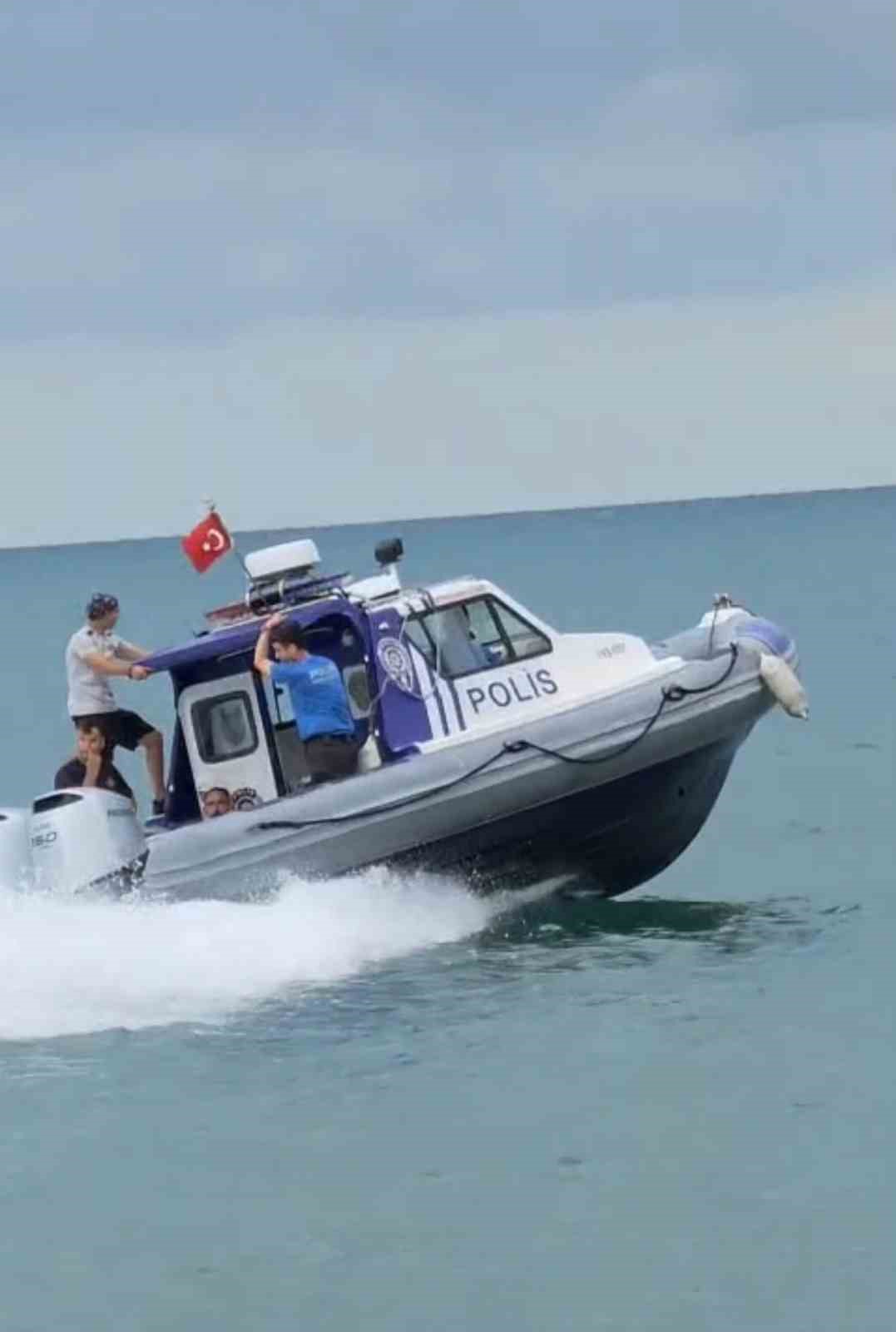 Karadeniz’in hırçın dalgaları arasında mahsur kalan yüzücüyü deniz polisi kurtardı