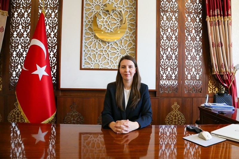 Gürpınar’ın ilk kadın kaymakamı göreve başladı