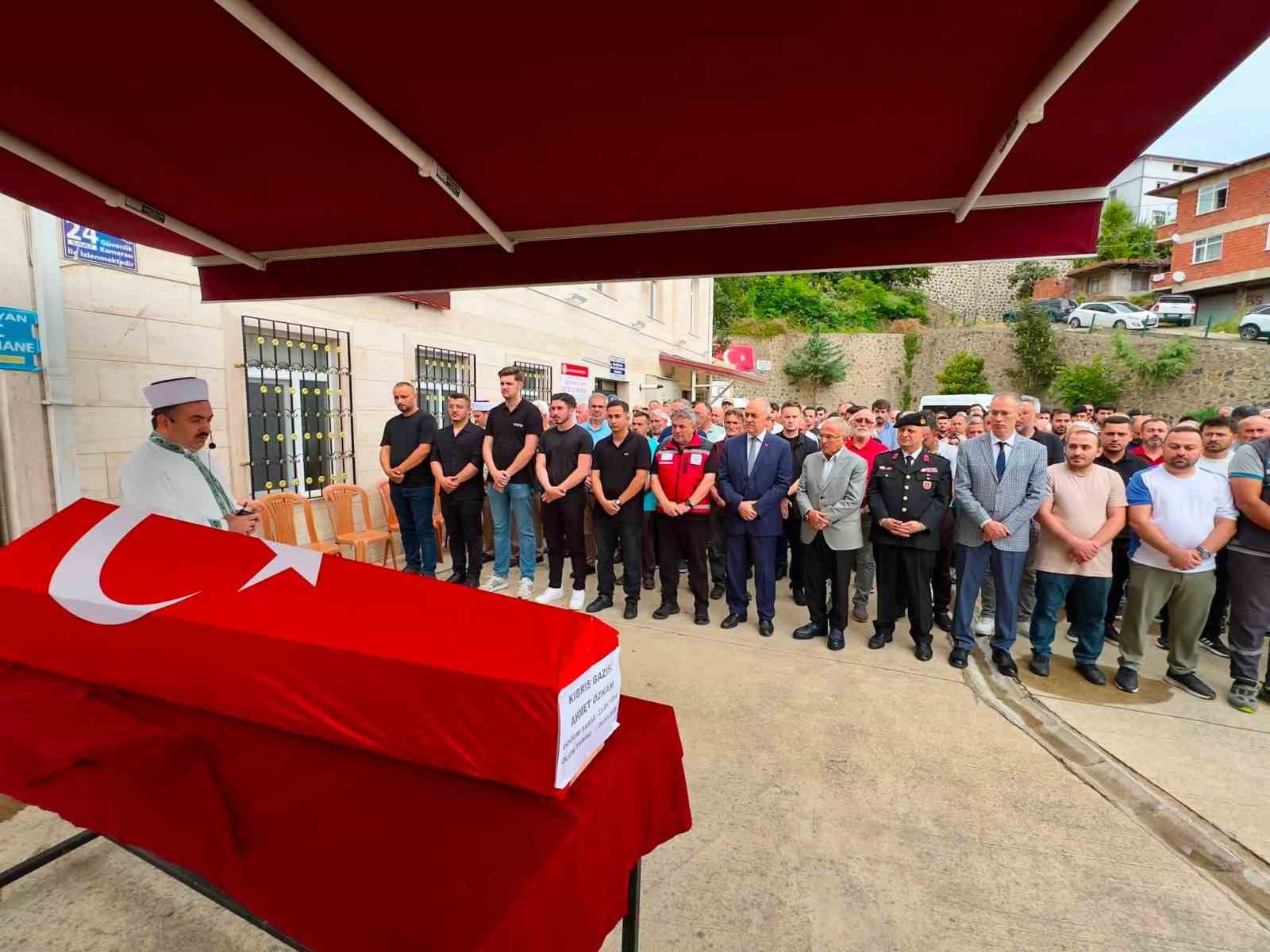 Kalp krizi sonucu hayatını kaybeden Kıbrıs gazisi son yolculuğuna uğurlandı