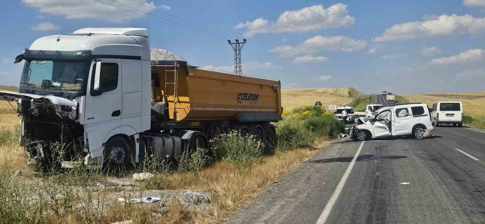 Bulanık’ta kamyonla kamyonet kafa kafaya çarpıştı: 2 ölü, 2 yaralı
