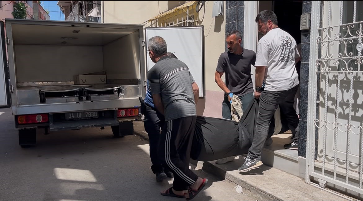Talihsiz adam merdivenlerde can verdi... Acılı annenin feryadı yürekleri dağladı