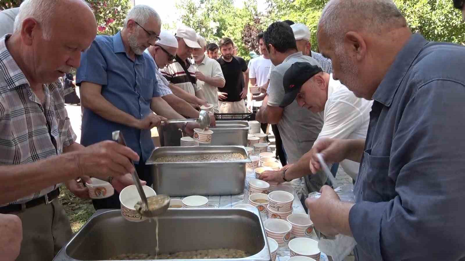 Kiremitçi Sinanbey Cami’de bin 500 kişilik aşure ikramı