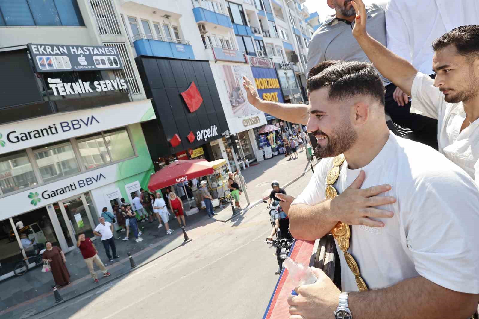 Kırkpınar başpehlivanı Erkan Taş’a Antalya’da coşkulu karşılama