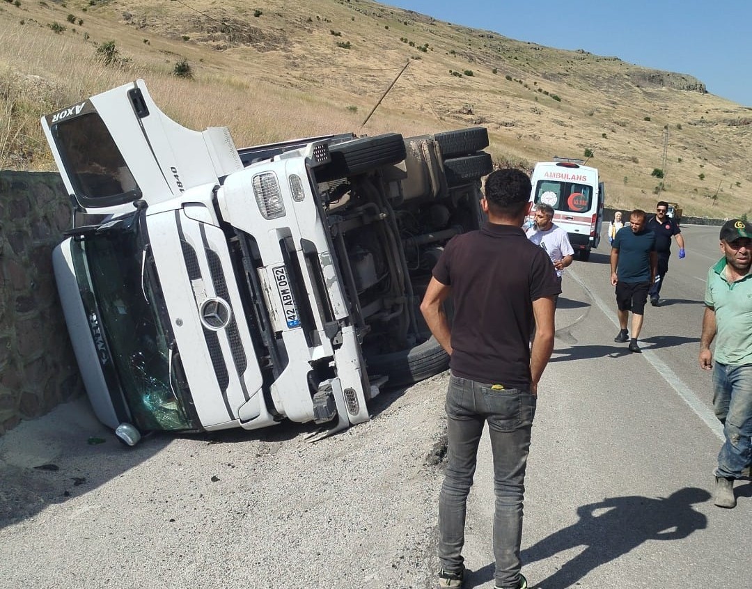 Malatya’da kontrolden çıkan tır devrildi