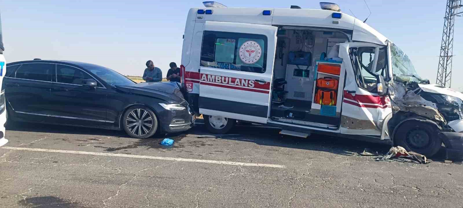 Mardin’de ambulans, tır ve otomobilin karıştığı kazada 3 kişi yaralandı