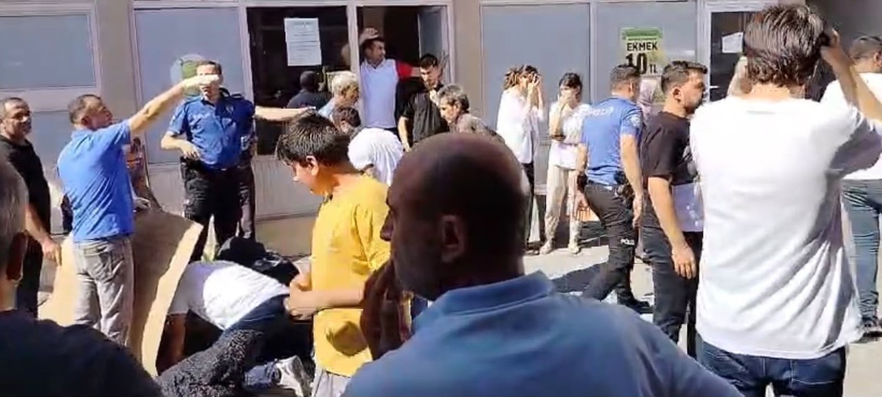 İkinci kattan düşen 4 yaşındaki çocuk için vatandaşlar seferber oldu: Güneşe karşı siper oluşturdular