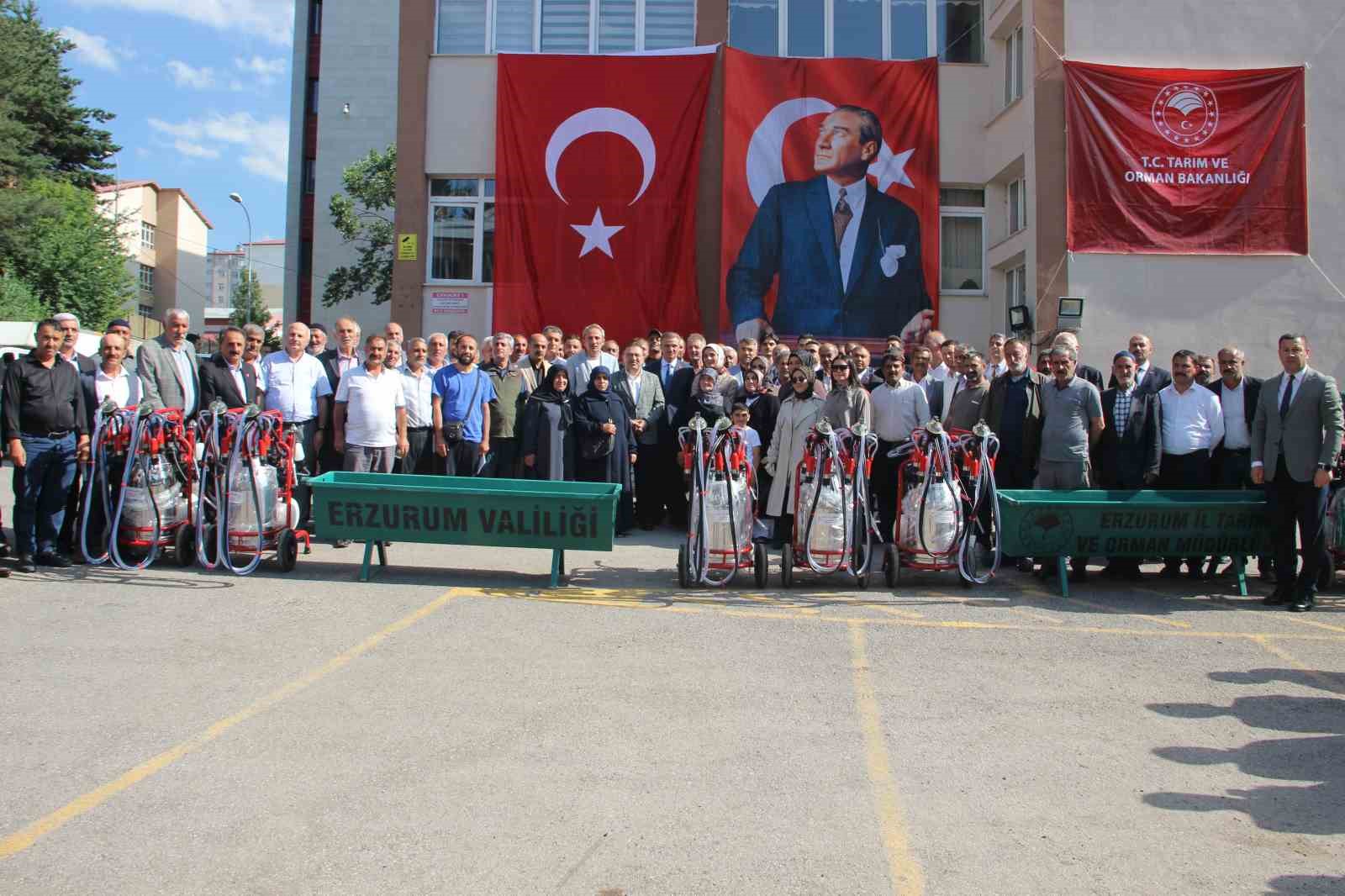Erzurum’da yetiştiricilere 288 sıvat ve 120 süt sağım makinesi dağıtıldı