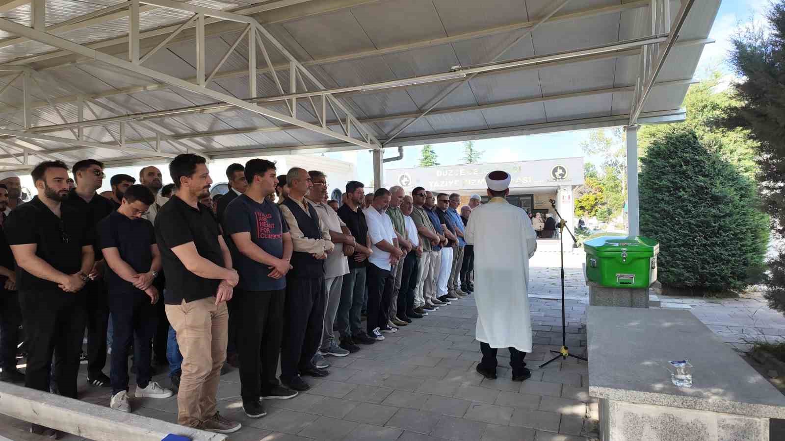 Düzce’de kocası tarafından öldürülen kadın son yolculuğuna uğurlandı