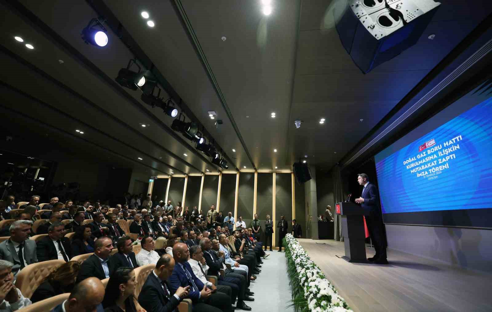 Bakan Bayraktar: "Türkiye-KKTC arasında yaklaşık 101 kilometre uzunluğunda doğal gaz iletim hattı inşa edeceğiz"