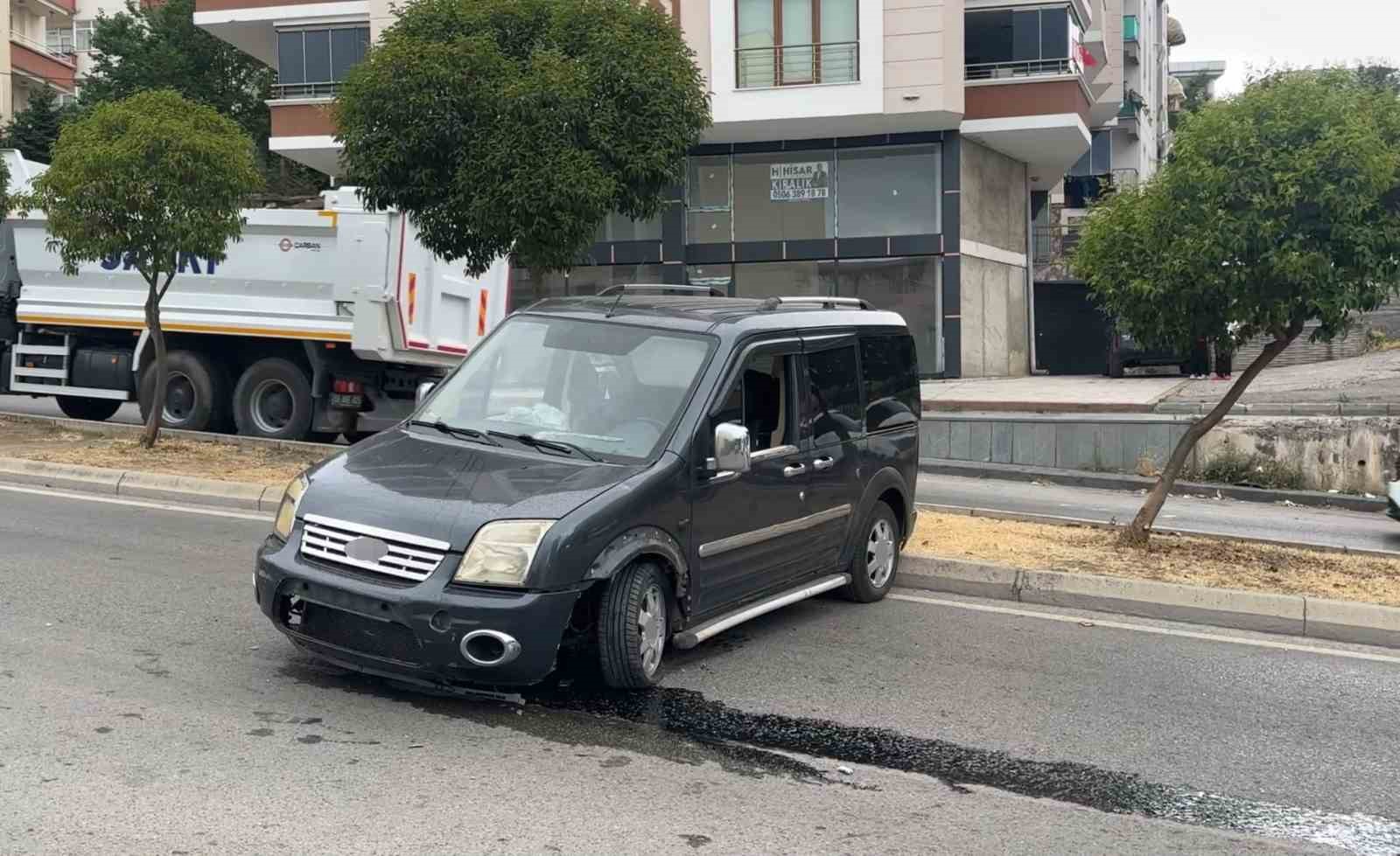 Freni boşalan hafif ticari araç 2 metreden yola düştü