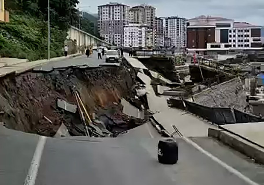 Rize’de yol çöktü, 2 bina tedbir amaçlı tahliye edildi