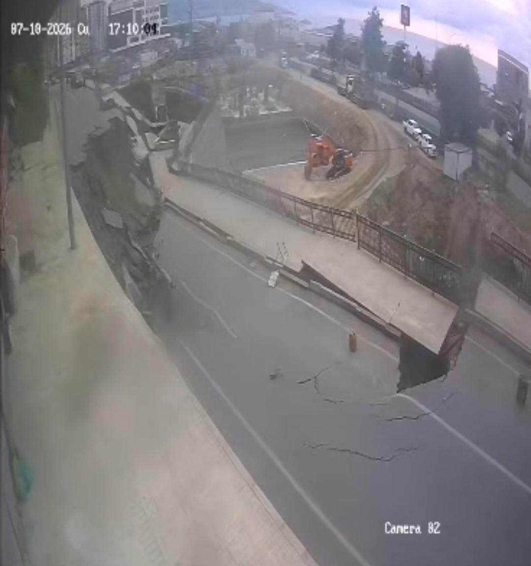 Rize’de yolun çökme anı güvenlik kamerasına yansıdı