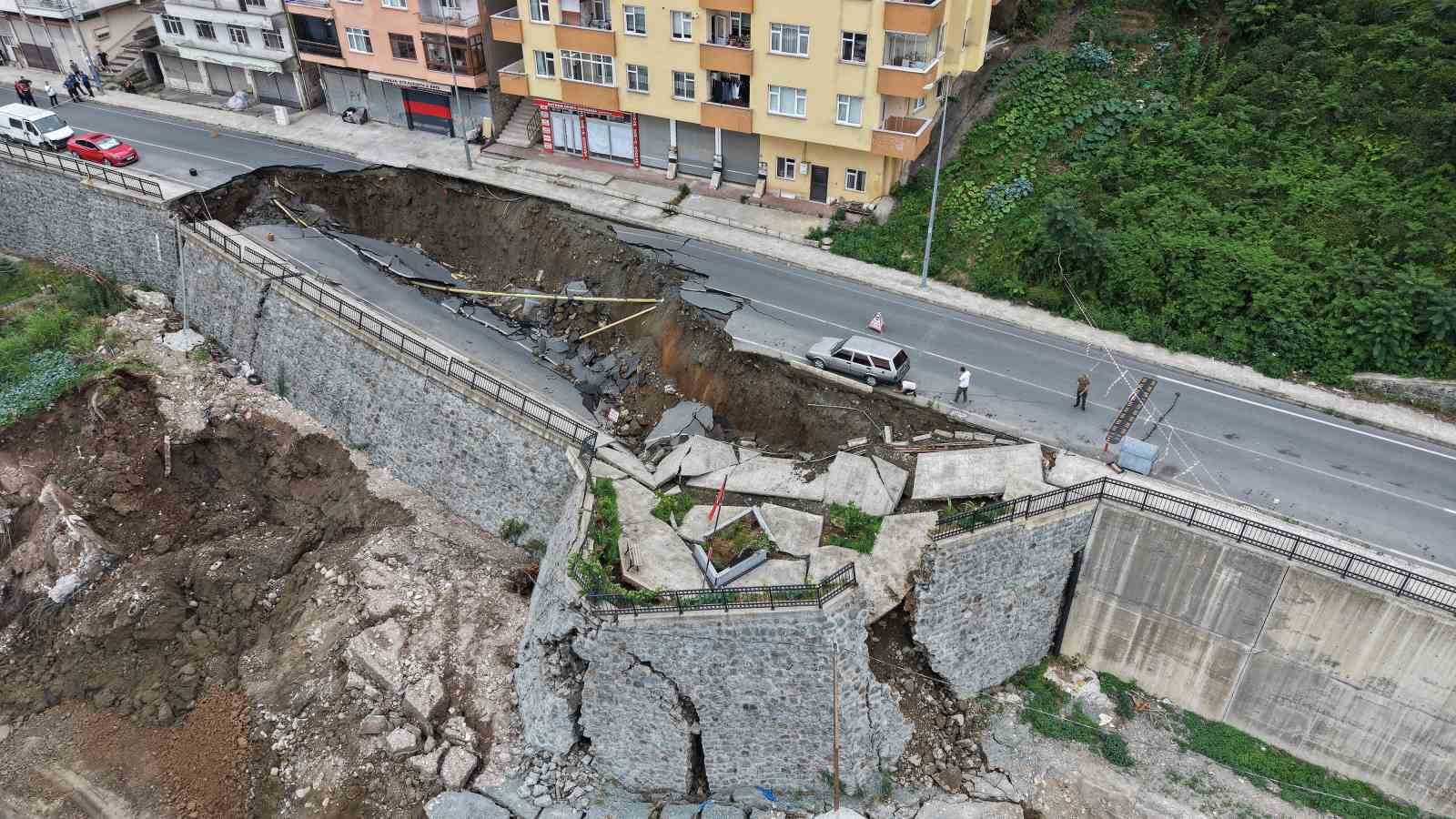 Rize’de 2 binanın tahliyesine olan göçük havadan görüntülendi
