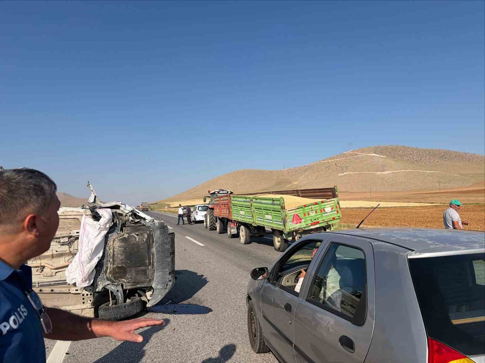 Karaman’da traktörün römorkuna çarpan otomobil devrildi: 1 yaralı