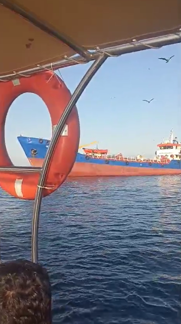 Yalova açıklarında su tankeri tekneye çarptı: 2 kişi denize atlayarak kurtuldu