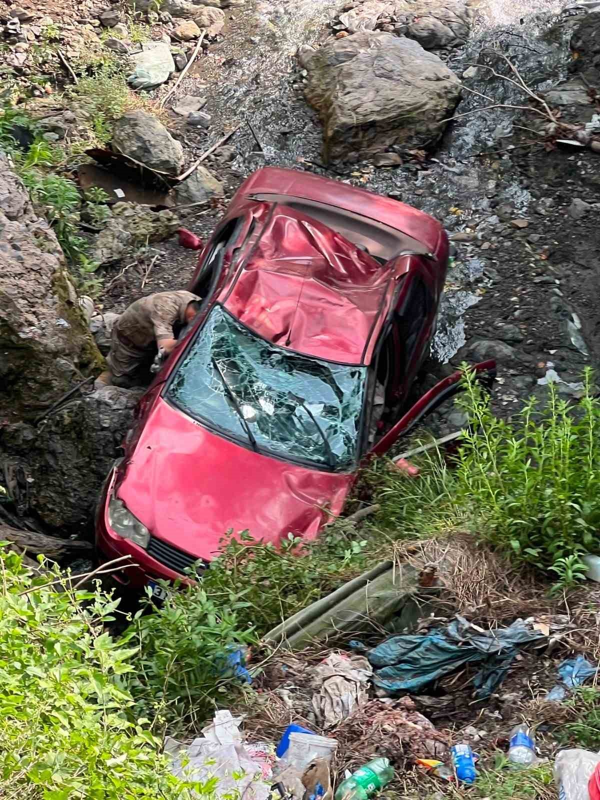 Payas’ta uçurumdan yuvarlanan otomobilin sürücüsü yuvarlandı