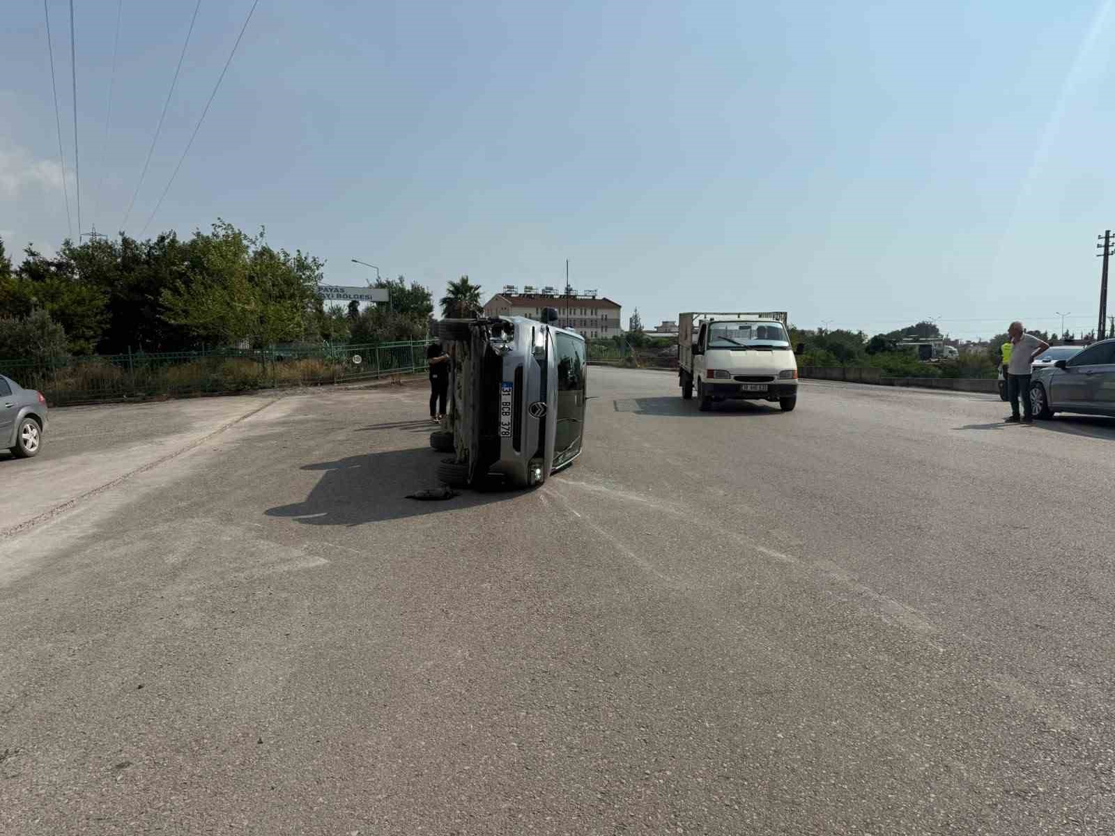 Payas’ta çarpışmayla yan yatan otomobilin sürücüsü yaralandı