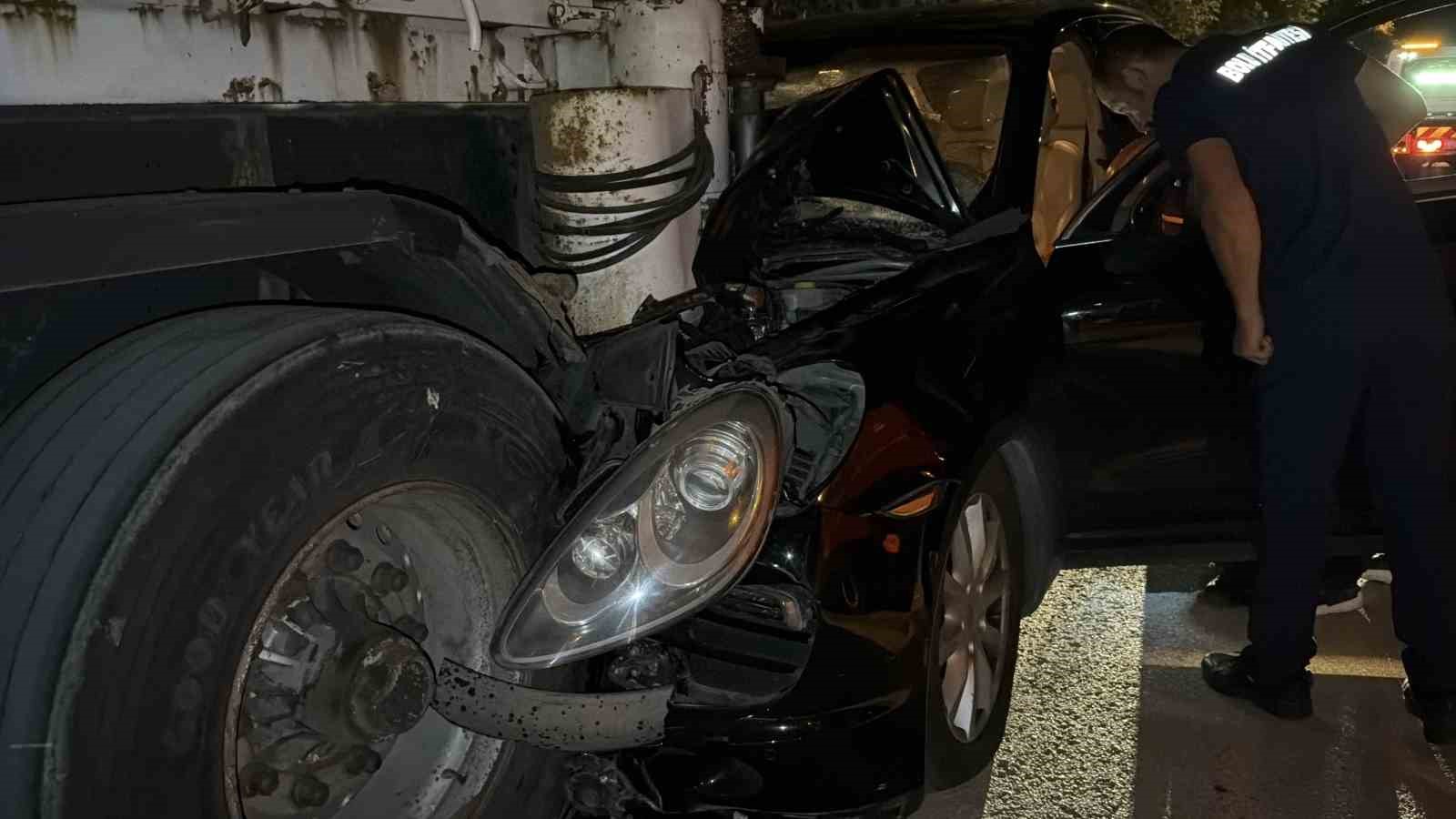Bolu’da lüks SUV park halindeki tıra çarptı: 1 yaralı