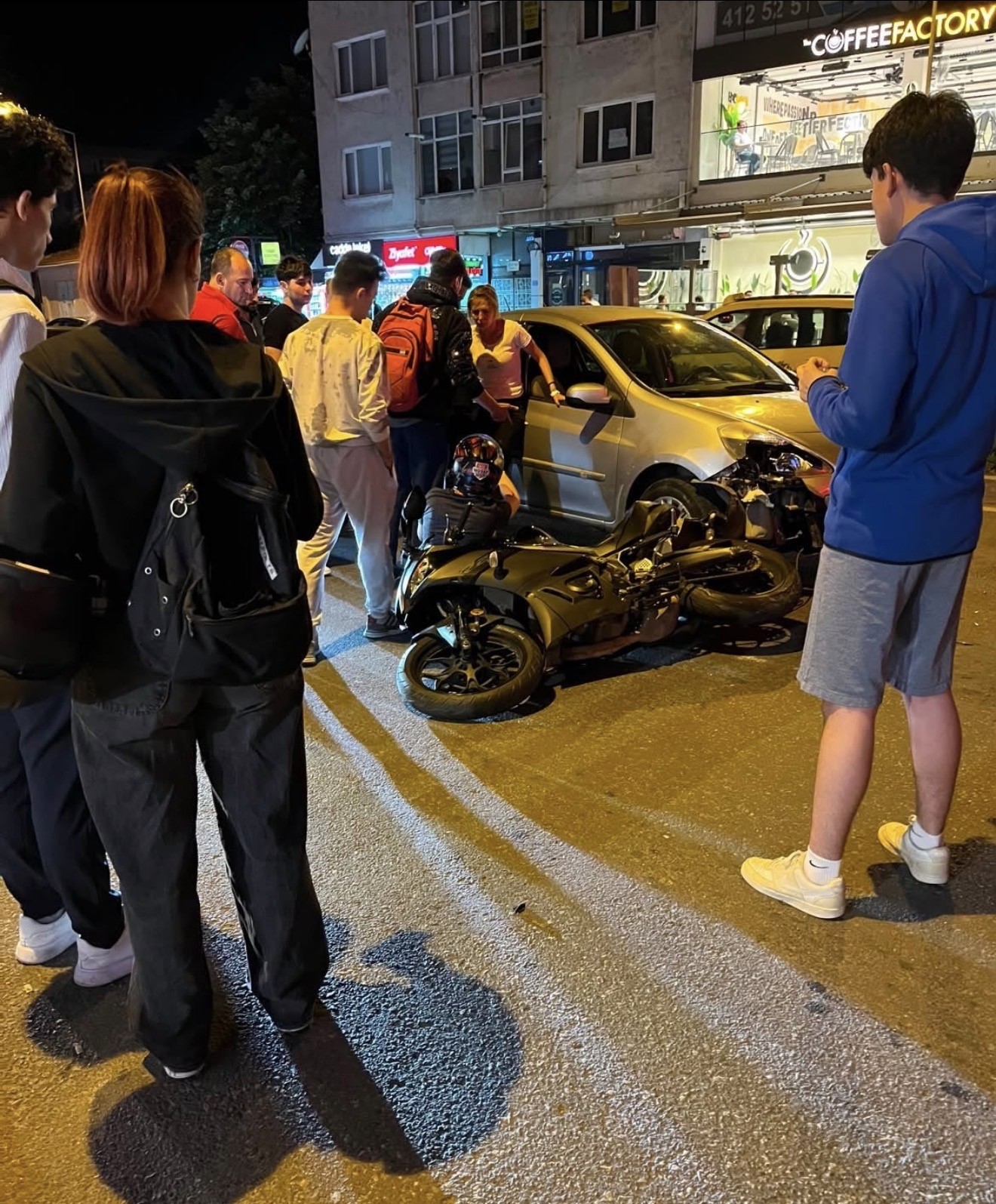 Lüleburgaz’da otomobil ile motosiklet çarpıştı, taraflar arasında gerginlik yaşandı