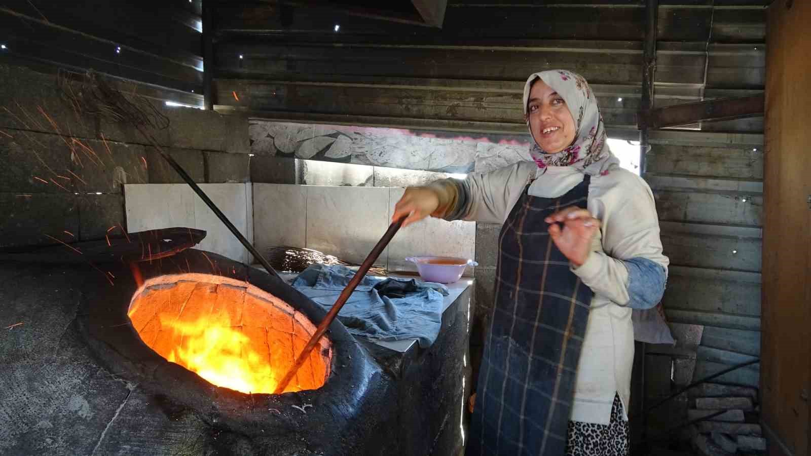 Ekmek parasını kavurucu sıcakta tandır ateşinin içinden çıkaran kadınlar sıcağa dayanabilmek için litrelerce su tüketiyorlar