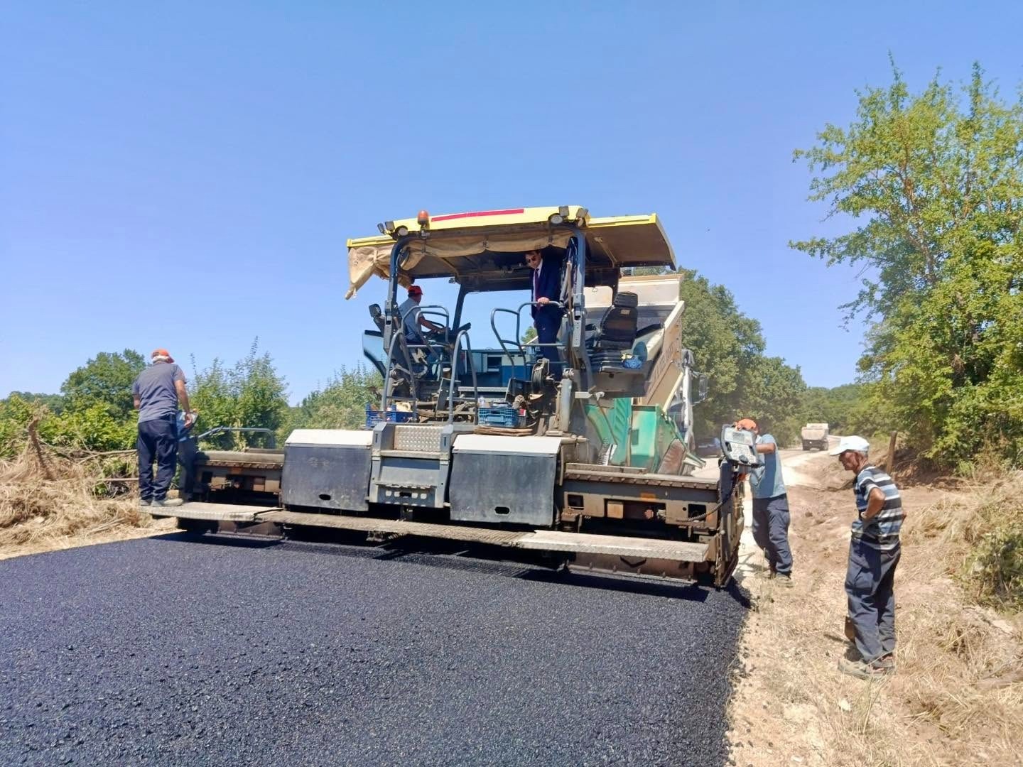 Bilecik’te Sarıdayı-Arapdede köy yolunda sıcak asfalt mesaisi başladı