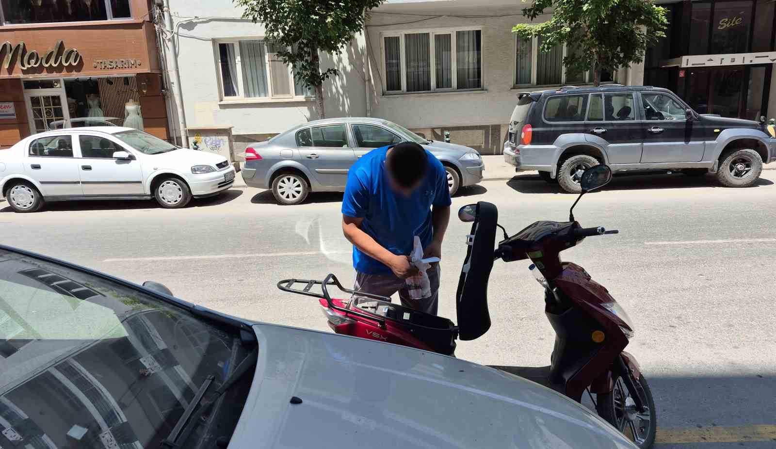 Plakasız elektrikli motosikleti bağlanan sürücü denetime girdiği caddeden taksi ile çıktı